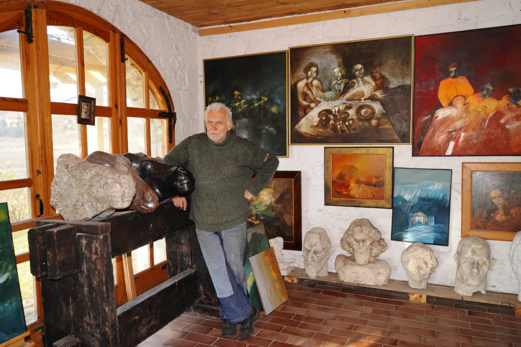 Bogdan Markowski w pracowni, na ścianach obrazy Grażyny Markowskiej, żony rzeźbiarza zdjęcie Jan Szymanowski